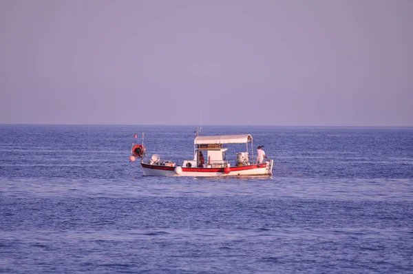 公開した海で美しいボート — ストック写真
