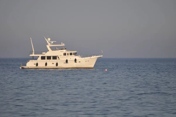 公開した海で美しい高級ヨット — ストック写真