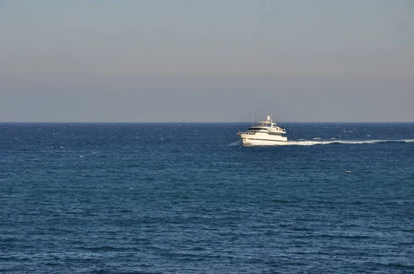 Όμορφο Πολυτελές Γιοτ Ανοιχτή Θάλασσα — Φωτογραφία Αρχείου