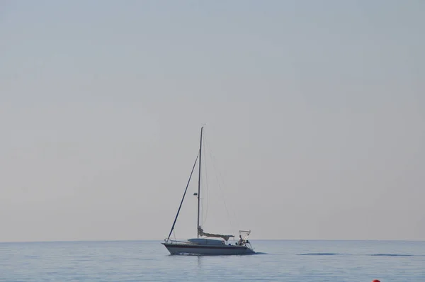 公開した海で美しい高級ヨット — ストック写真