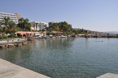 Kıbrıs 'ta Limasol 'daki güzel Ayathus Beach Hotel Binası