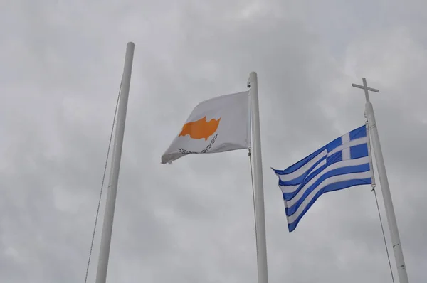 Flagge Griechenlands Und Zyperns Fahnenmast — Stockfoto