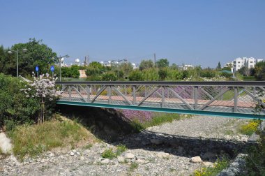 Güzel doğrusal Park boyunca Garyllis nehir Limassol (Cyprus)