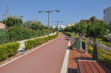 Güzel doğrusal Park boyunca Garyllis nehir Limassol (Cyprus)