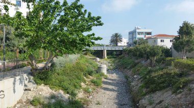 Güzel doğrusal Park boyunca Garyllis nehir Limassol (Cyprus)