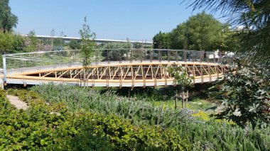 Güzel doğrusal Park boyunca Garyllis nehir Limassol (Cyprus)