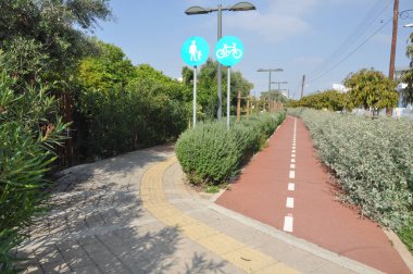 Güzel doğrusal Park boyunca Garyllis nehir Limassol (Cyprus)