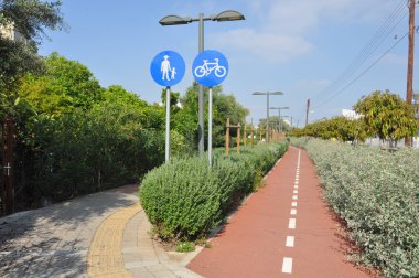 Güzel doğrusal Park boyunca Garyllis nehir Limassol (Cyprus)