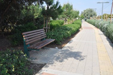 Güzel doğrusal Park boyunca Garyllis nehir Limassol (Cyprus)
