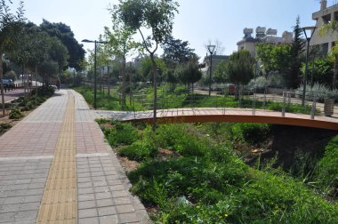 Güzel doğrusal Park boyunca Garyllis nehir Limassol (Cyprus)