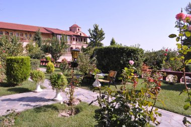 Manastırda güzel bahçe