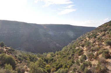 Gün batımında arka planda Kıbrıs masif güzel doğal dağ manzara