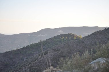 Gün batımında arka planda Kıbrıs masif güzel doğal dağ manzara