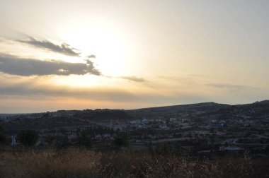 Gün batımında arka planda Kıbrıs masif güzel doğal dağ manzara