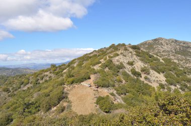 Gün batımında arka planda Kıbrıs masif güzel doğal dağ manzara