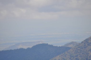 Gün batımında arka planda Kıbrıs masif güzel doğal dağ manzara