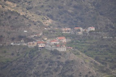 Gün batımında arka planda Kıbrıs masif güzel doğal dağ manzara
