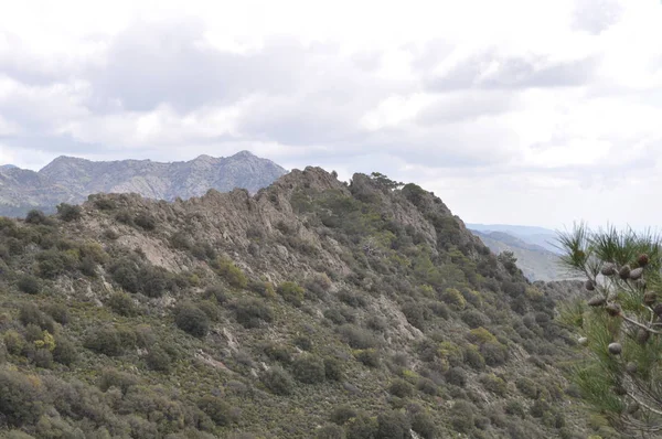 Gün batımında arka planda Kıbrıs masif güzel doğal dağ manzara