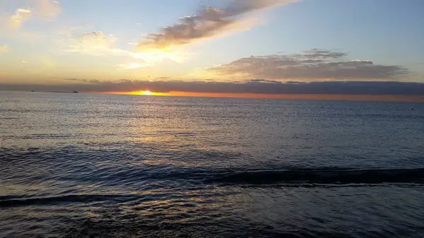 Güzel gün batımı doğal deniz manzara