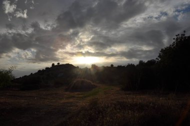 Güneş ile güzel manzara mavi gökyüzü