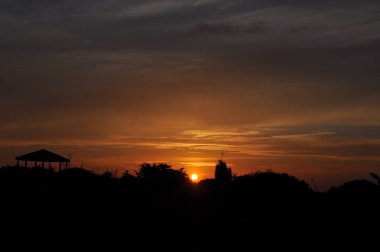 Güneş ile güzel manzara mavi gökyüzü