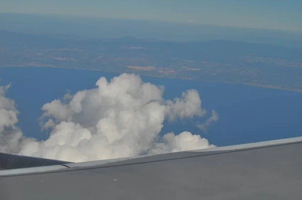 飛行機の窓雲と土地からの美しい眺め — ストック写真