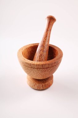 ahşap harç ve havaneli beyaz zemin üzerine