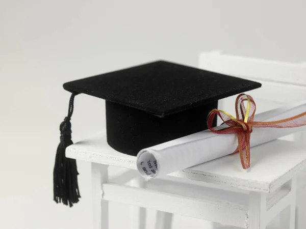 Miniatur Schultisch Stuhl Diplomrolle Und Mörteltafel Auf Weißem Hintergrund — Stockfoto