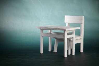minyatür masa ve sandalye üzerinde yazı tahtası