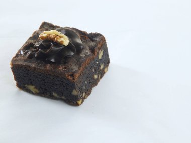 Beyaz arka plan üzerinde brownie bölümünü