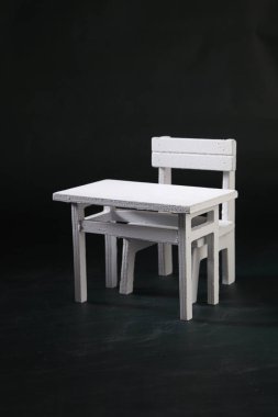 minyatür masa ve sandalye üzerinde yazı tahtası