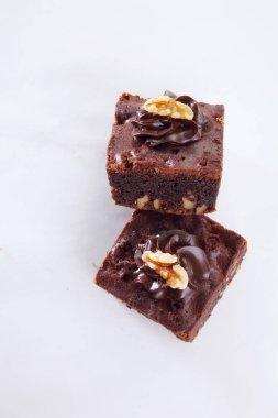 Beyaz arka plan üzerinde brownie bölümünü