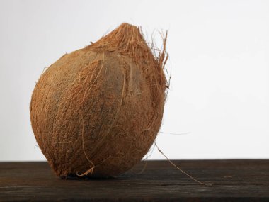 Beyaz arka planda tüm hindistan cevizi