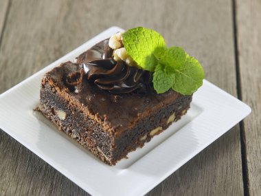 Ceviz ahşap arka plan üzerinde ile lezzetli kek