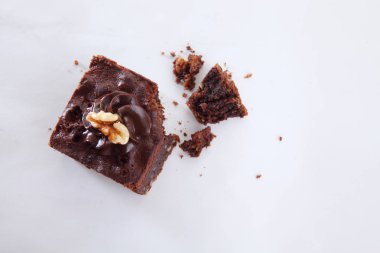 Beyaz arka plan üzerinde kırıntısı ile kek