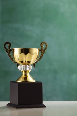 yazı tahtası önünde kupa