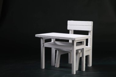 minyatür masa ve sandalye üzerinde yazı tahtası