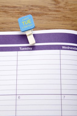 Ahşap arka plan sayfasında takvim açın, yakın çekim.