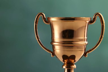 yazı tahtası önünde kupa