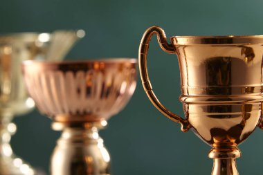 yazı tahtası önünde Kupa Grup