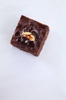 Beyaz arka plan üzerinde brownie bölümünü