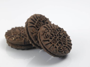 Sütlü beyaz zemin üzerine krem çikolata kurabiye