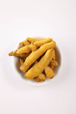 Beyaz arka plan üzerinde kuru zerdeçal kökü