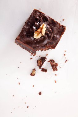 Beyaz arka plan üzerinde kırıntısı ile kek