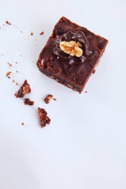 Beyaz arka plan üzerinde kırıntısı ile kek