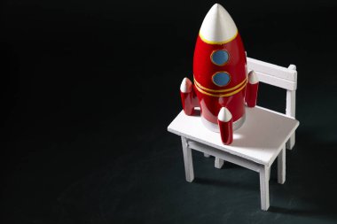 oyuncak roket üzerinde kopya alanı ile yazı tahtası