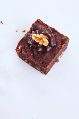 Beyaz arka plan üzerinde kırıntısı ile kek