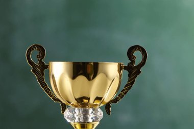 yazı tahtası önünde kupa