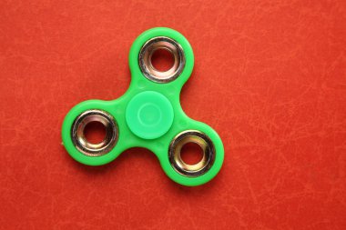 kırmızı zemin üzerine yeşil topluca spinner