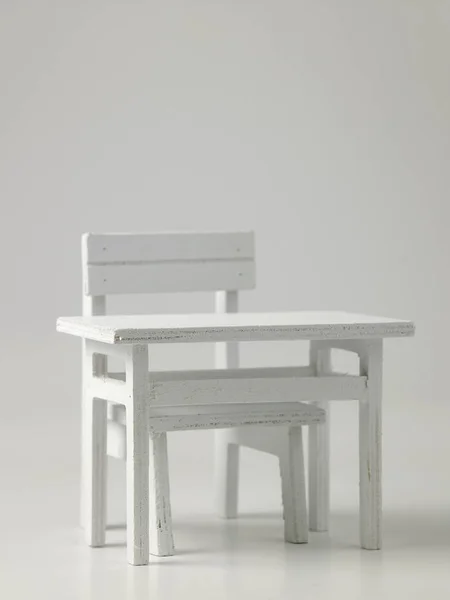 Mobilier Scolaire Miniature Bois Sur Fond Blanc — Photo